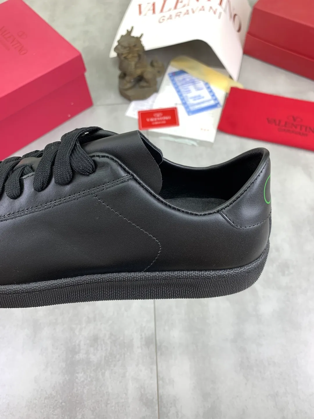 Men's men's shoes 💰P520 New style 💰 Top version Valentino Valentino 25/ Royco series Cherry 🍒Couple style Casual sneakers White shoes Original purchase and development Production Classic and timeless low-top sneakers outline a lazy silhouette, supplemented by low-key and restrained brand details, evolved into a must-have item in the wardrobe, comfortable and versatile!  ✔️Fabric: Original customized first-layer cowhide ✔️Inner lining: Imported breathable sheep lining ✔️Sole: Original molded anti-slip rubber material ✔️Size: 38-45
